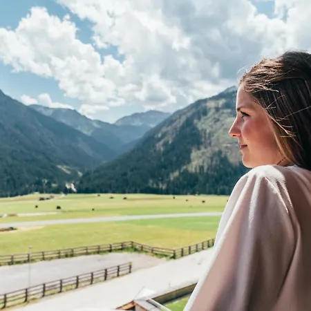 Tillga Glueck - 4 Stars Hotel Obertilliach