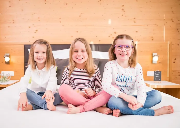 Tillga Glueck - 4 Stars Hotel Obertilliach